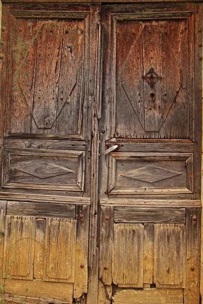 Двери старой французской фермы — стоковое фото
