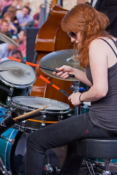 Meisje drummer — Stockfoto