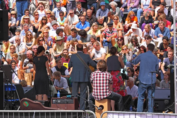 Band op het podium — Stockfoto