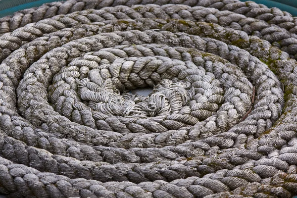 Corda de amarração enrolada em um cais — Fotografia de Stock