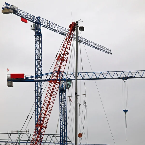 Blue and Red Tower Cranes — Stock Photo, Image