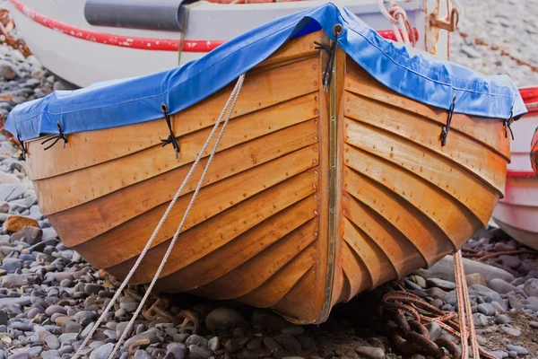 ビーチに木製の船体 — ストック写真