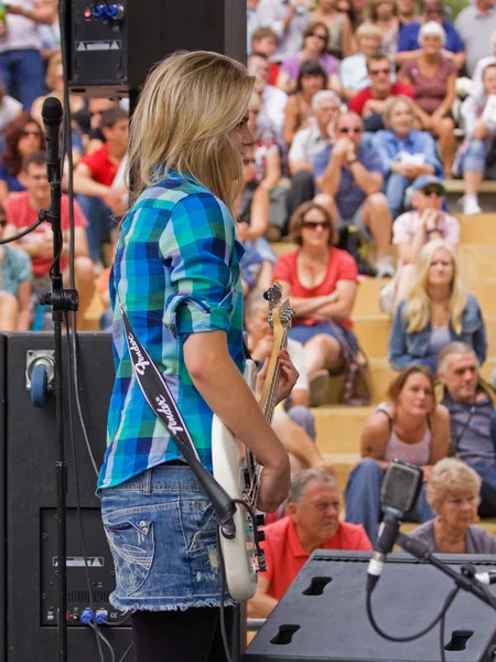 Dziewczyna basista — Zdjęcie stockowe