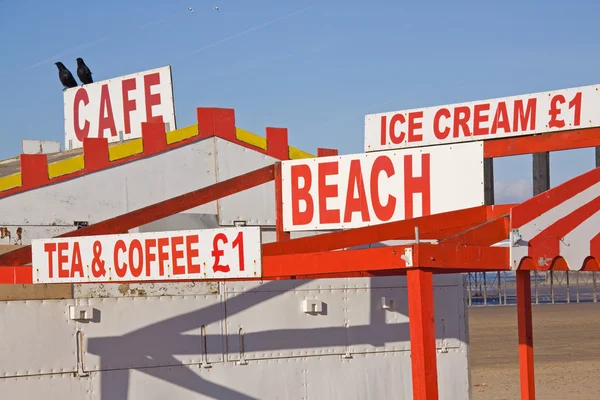 Erfrischungen zum Verkauf am Strand — Stockfoto