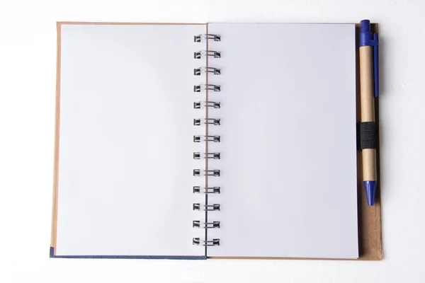 ホワイト再生紙で作られた空白のメモ帳 — ストック写真