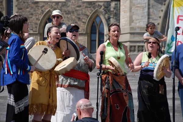 Группа Native выступит на митинге в честь Дня Земли в Канаде — стоковое фото