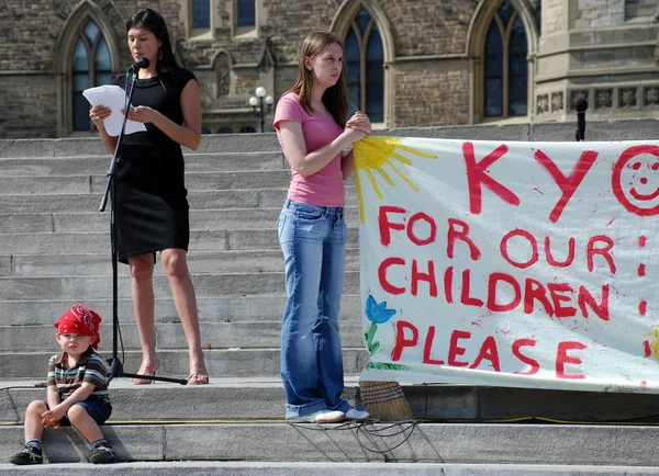 Los canadienses piden a los gobiernos que acepten el Acuerdo de Kyoto — Foto de Stock