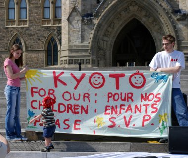 Kanadalılar hükümetlerin kyoto anlaşmasını kabul etmek için dilekçe