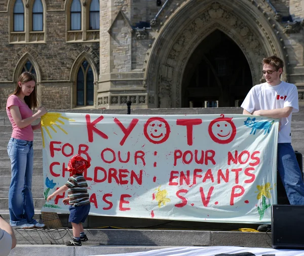 加拿大人请愿政府接受京都议定书 》 — 图库照片