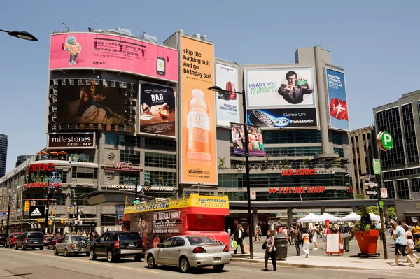 Площадь Йонге - Дандас в Торонто — стоковое фото