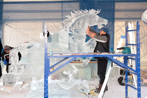 Ice skulptörer på jobbet — Stockfoto
