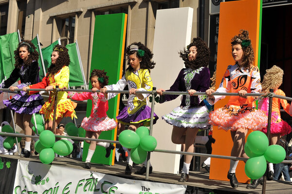 Молодые ирландские танцоры на параде в честь Дня Святого Патрика
