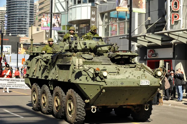 토론토의 Yonge 거리에 탱크 — 스톡 사진