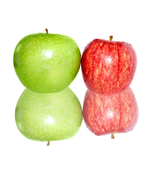Manzanas frescas aisladas en blanco — Foto de Stock