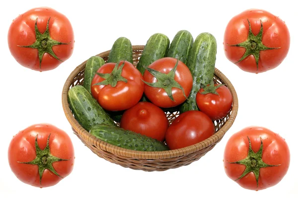Verse tomaten en komkommers in mand op een wit — Stockfoto