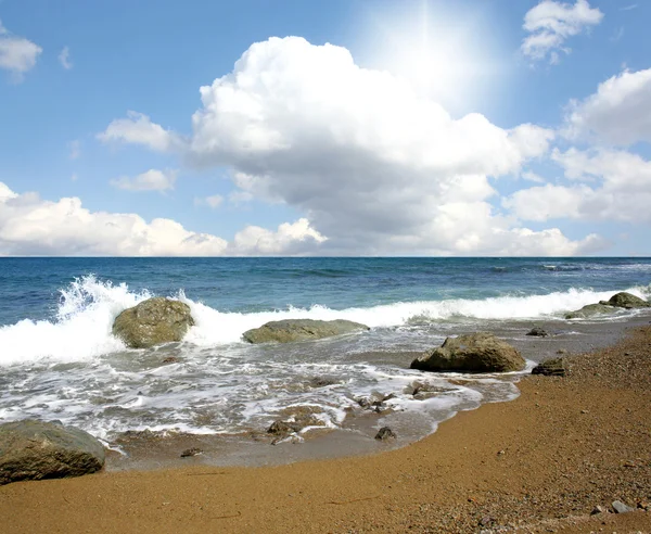 Mavi deniz dalgaları ve bulutlar — Stok fotoğraf