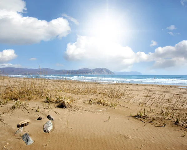 Landschap met zee, zand en wolken — Stockfoto