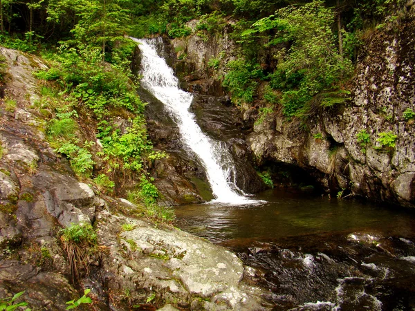 Beautiful mountain waterfall 1 — Stock Photo, Image