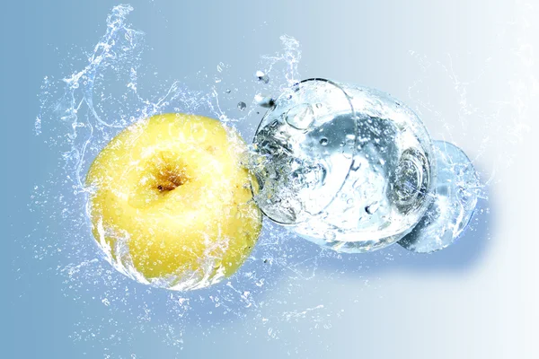 Elma ve bardakta su damlaları — Stok fotoğraf