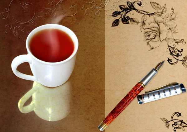 Beker van hete thee op een oude papieren rug — Stockfoto