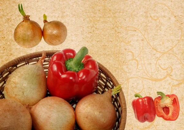 Verse peper en ui in mand — Stockfoto