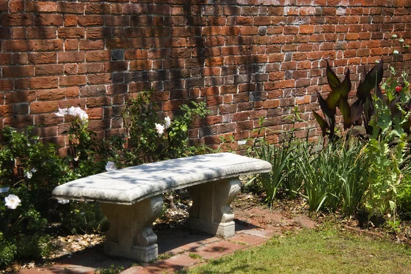 Скамейка в саду — стоковое фото