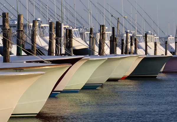 Boten in een jachthaven — Stockfoto