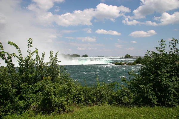 Niagara falls en de rivier — Stockfoto