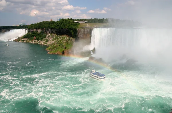 Niagarafallen, amerikanska och kanadensiska falls, piga i dimman — Stockfoto