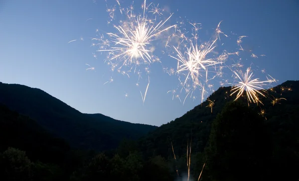 Fuochi d'artificio contro la montagna — Foto Stock