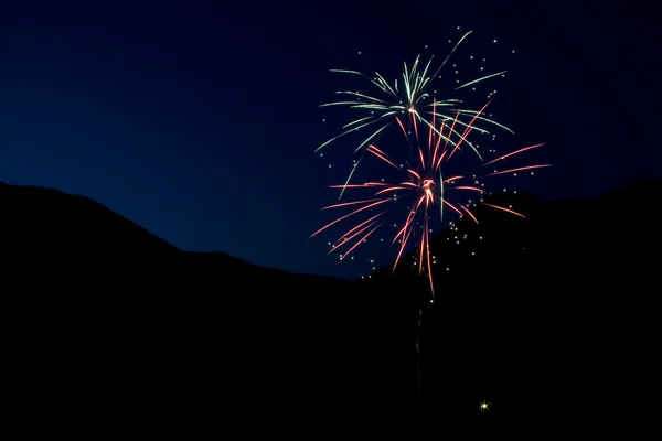 Fuochi d'artificio contro la montagna — Foto Stock