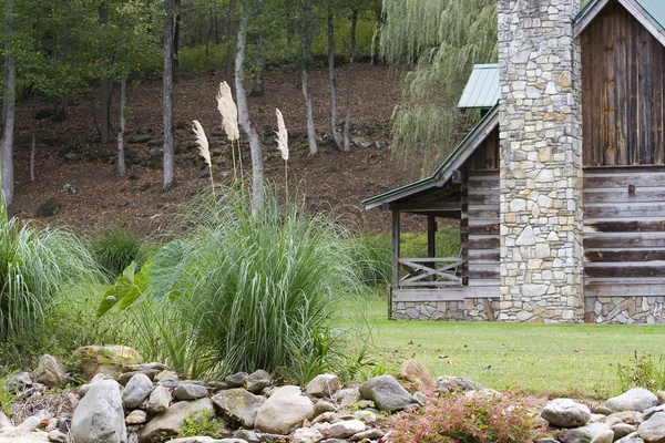 Casa di tronchi con erba di pampas — Foto Stock