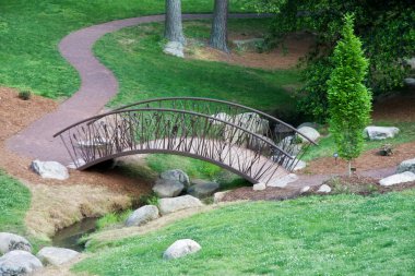 bir bahçede köprü