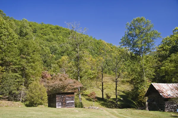 Starej stodoły w górach — Zdjęcie stockowe