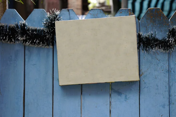 Prázdný znak post na modré dřevěný plot — Stock fotografie