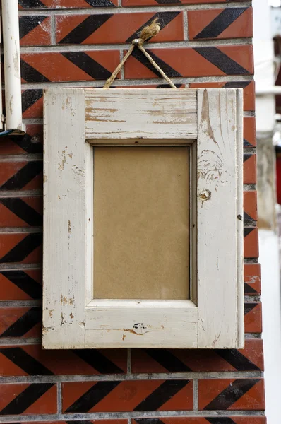 Cartel colgante en blanco con marco de madera — Foto de Stock