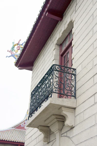 Balkon des alten Steingebäudes — Stockfoto
