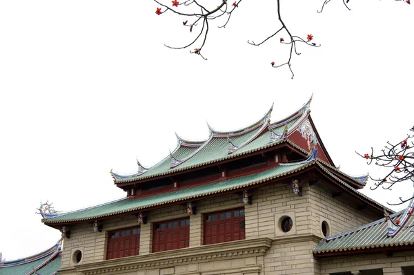 Bâtiment traditionnel chinois avec mur rouge et tuiles cyan — Photo