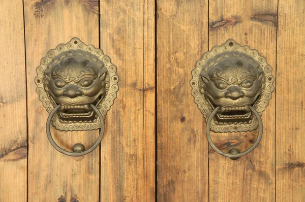 Čínská tradiční dveře stahovák — Stock fotografie