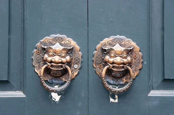 Chińskie tradycyjne drzwi ściągacza — Zdjęcie stockowe