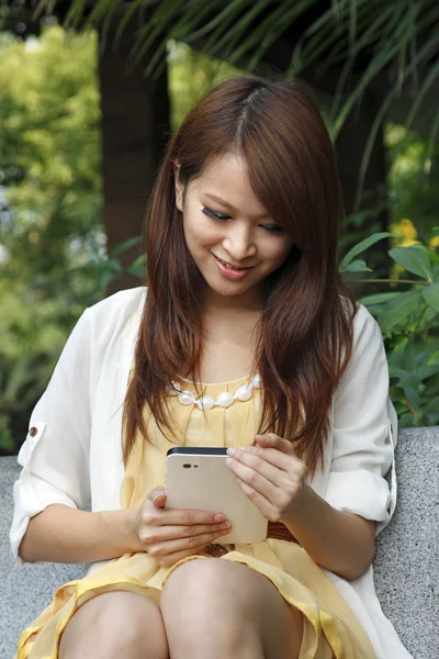 야외 tablet pc를 사용 하 여 행복 한 아시아 여자 — 스톡 사진