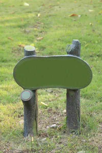 Poteau de signalisation vide sur l'herbe — Photo