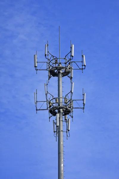 携帯電話が再び青い空のシグナル タワー — ストック写真