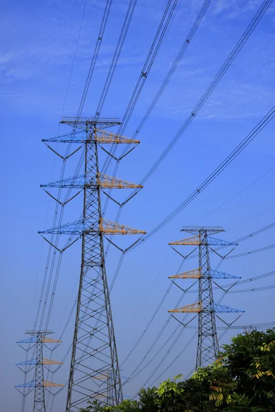 Кабель высокого натяжения на стальной трансмиссионной башне — стоковое фото