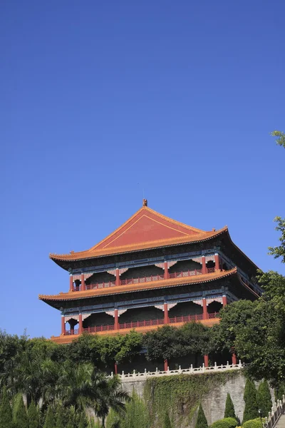 Traditionelles chinesisches Gebäude vor blauem Himmel — Stockfoto