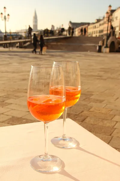 Две рюмки венецианского напитка — стоковое фото