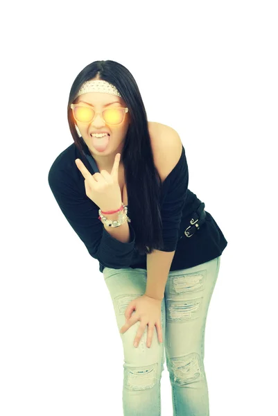 Attraktiv ung hippie flickan bär solglasögon — Stockfoto