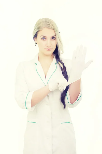 Un médico lleva guantes. — Foto de Stock