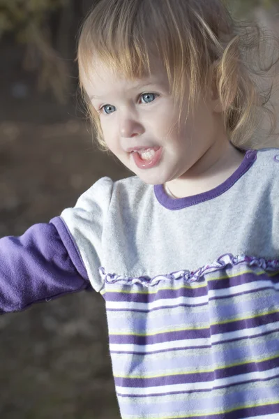 Menina bebê em um parque — Fotografia de Stock