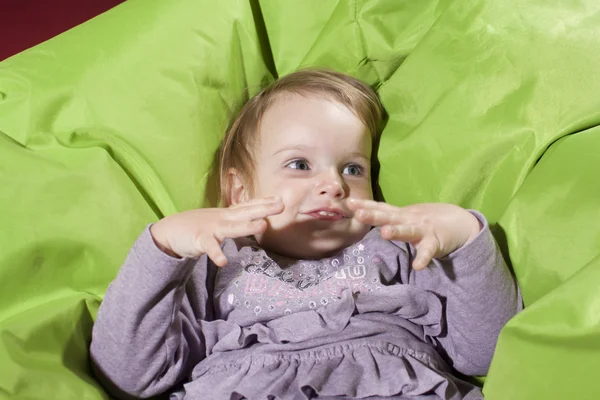 Ребенок в гладком кресле — стоковое фото